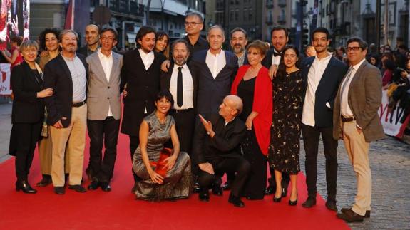 El director de la Seminci, el alcalde de Valladolid y la concejala de Cultura posan en la alfombra roja con el equipo de 'Las furias'.