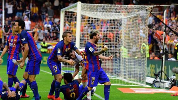 Messi se dirige a la grada de Mestalla, con Neymar y Suárez en el suelo. 