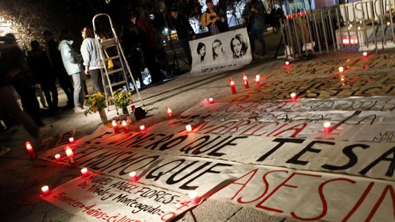 Vigilia homenaje en la plaza de Cristina Arce y Rocío Oña.