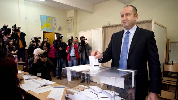 El antiguo comandante de las Fuerzas Aéreas Rumen Radev vota en Sofía.