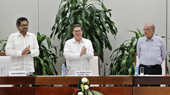 Bruno Rodriguez Parrilla (centro) junto a Iván Márquez (izda.) y Humberto de la Calle.