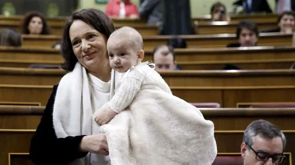 Carolina Bescansa, diputada de Podemos, con su hijo Diego en brazos.