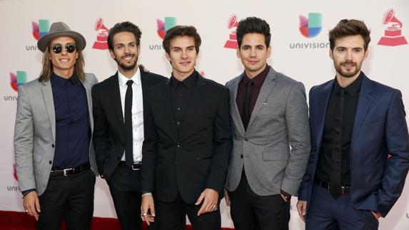 Los componentes de Dvicio, a su llegada a la gala. 