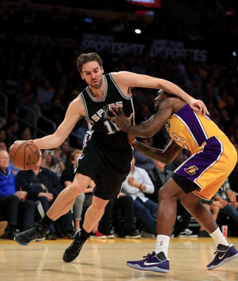 Pau Gasol, en acción ante Tarik Black. 