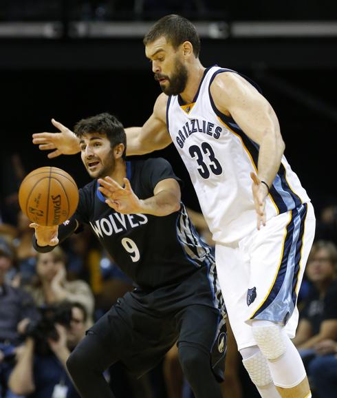 Ricky Rubio, en una acción ante Marc Gasol. 