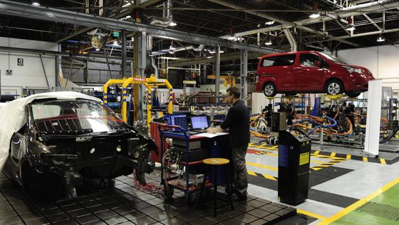 Operarios trabajando en una cadena de montaje. 