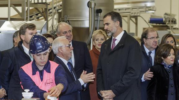 Felipe VI, durante su visita a la nueva fábrica de Campofrío, en Burgos.
