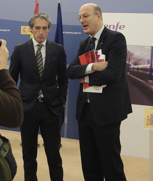 El ministro de Fomento, Íñigo de la Serna (i), y el presidente de Renfe, Pablo Vázquez. 