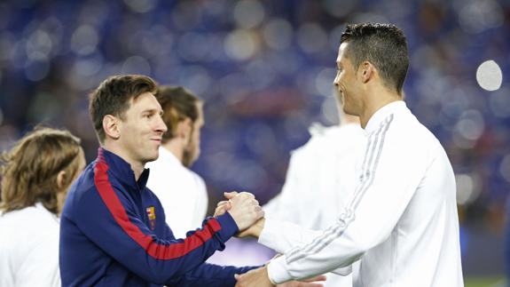 Ronaldo y Messi se saludan. 