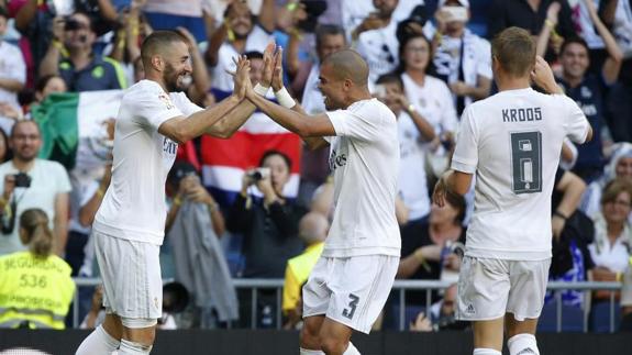 Pepe, en el medio, celebra con Benzema un gol del Real Madrid. 