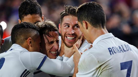 Sergio Ramos celebra su gol al Barcelona. 