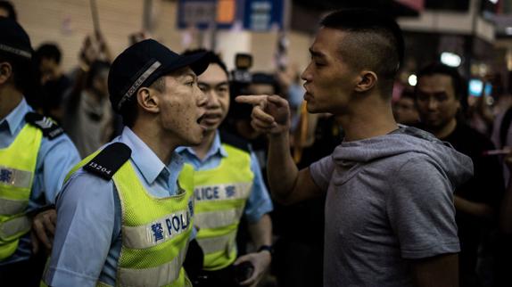 Un policía chino se pelea con un compatriota. 