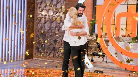 Miguel Ángel Muñoz abraza a Cayetana Guillén Cuervo tras ganar 'MasterChef Celebrity'.