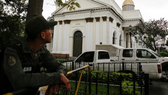 Un agente venezolano hace guardia. 