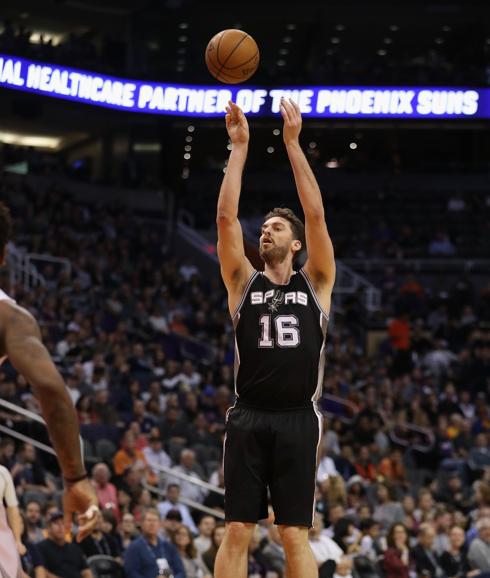 Pau Gasol lanza a canasta en el partido. 