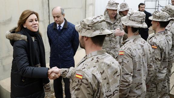 La ministra de Defensa, María Dolores de Cospedal (i) saluda a los militares españoles en Irak.