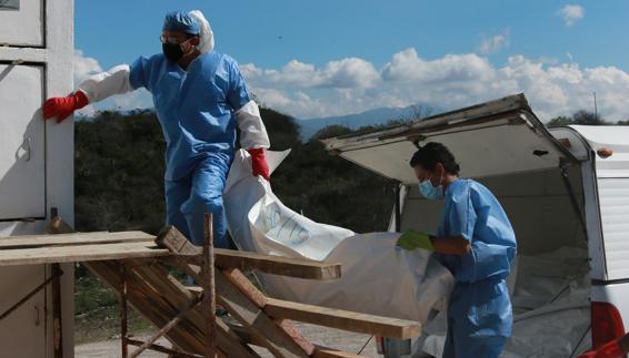 Forenses trasladan un cadáver en Acapulco. 