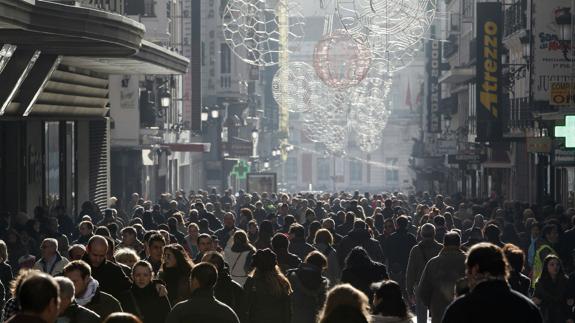 Una calle madrileña en época de compras navideñas.