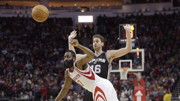 Pau Gasol y James Harden . 