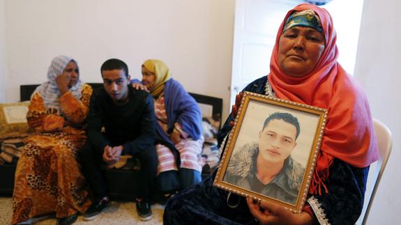 La madre de Anis Amri muestra una foto del joven.