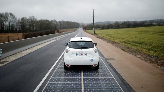 Un vehículo circula por la carretera solar.