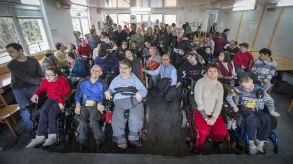 Asistentes al concierto en el centro Dato II Polibea de atención a discapacitados de Madrid.
