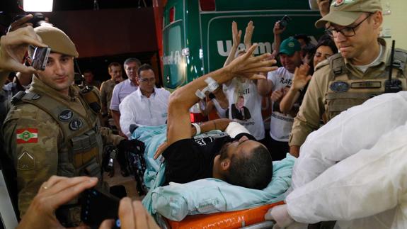 El superviviente del accidente, Alan Ruschel, llega al hospital de Brasil.