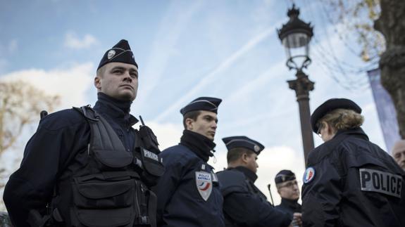 Varios policías de París.