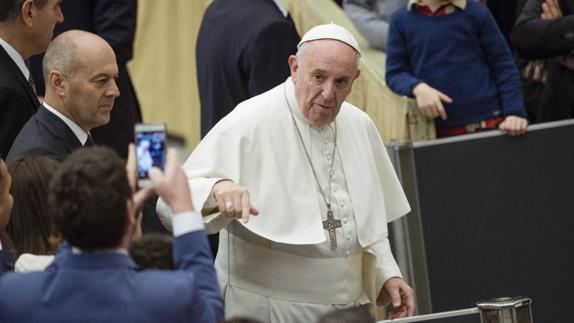 El papa Francisco llega a una audiencia general.