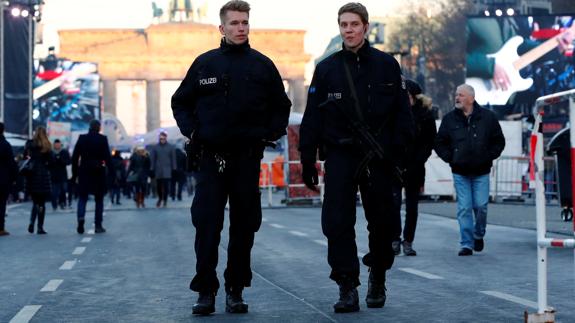 Policías, junto a la puerta de Brandenburgo, en Berlín.