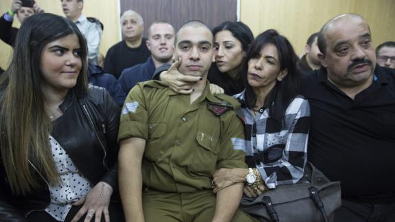 El soldado israelí Elor Azaria (c) espera junto a su familia a la lectura de la sentecia.