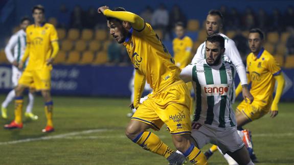 Álvaro Rey, del Alcorcón, disputa un balón con Antoñito Regal, del Córdoba. 