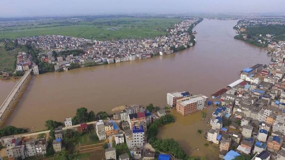 Vista aérea de una localidad inundada tras romperse un dique del río Bigtian. 