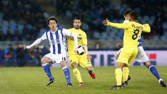 Oyarzabal disputa un balón con Mario Gaspar. 