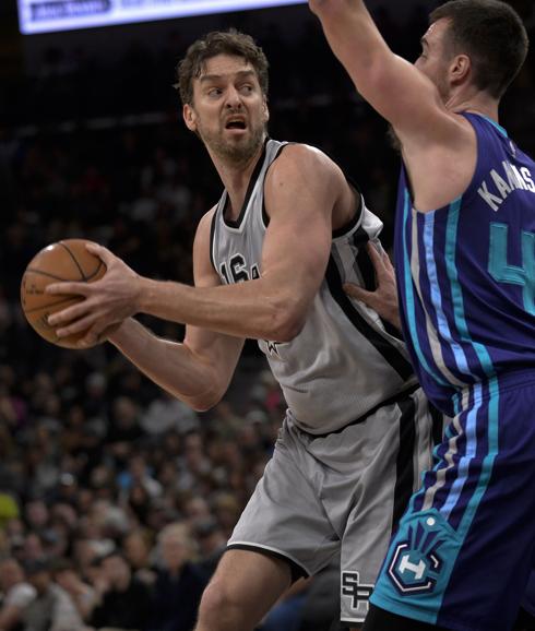 Pau Gasol disputa el balón con Cody Zeller, del Charlotte Hornets, en San Antonio (Texas).