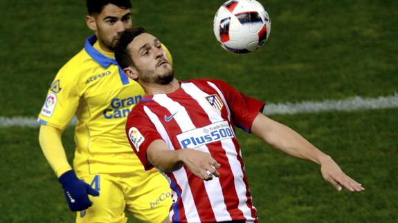 Koke disputa un balón con Tana. 