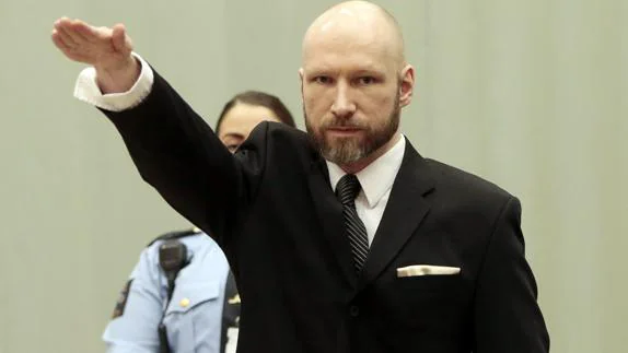 Breivik hace un saludo nazi.