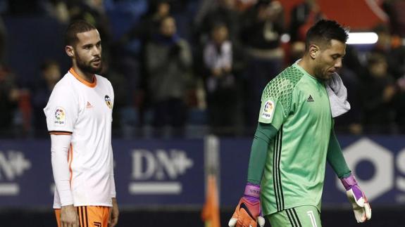 Mario Suárez (i) y el portero del Valencia Diego Alves, tras el empate ante Osasuna. 