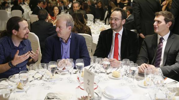 Pablo Iglesias (i), Antonio Hernando (2d) y Albert Rivera (d).