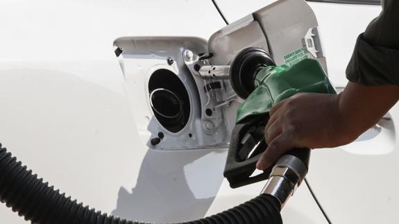 Un conductor reposta en una gasolinera.