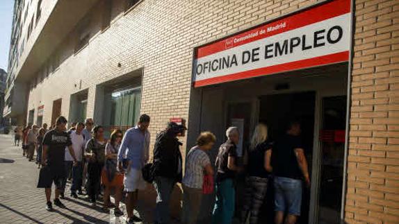 Cola a las puertas de una oficina pública de empleo.