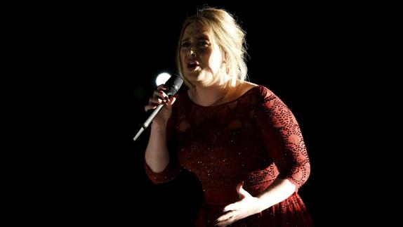 Adele en su actuación de los Grammy el año pasado. 
