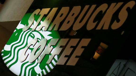 Starbucks contratará a 10.000 refugiados en EE UU y Airbnb les dará alojamiento gratis