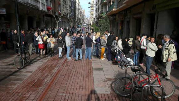 Cola a las puertas de una oficina del antiguo INEM.