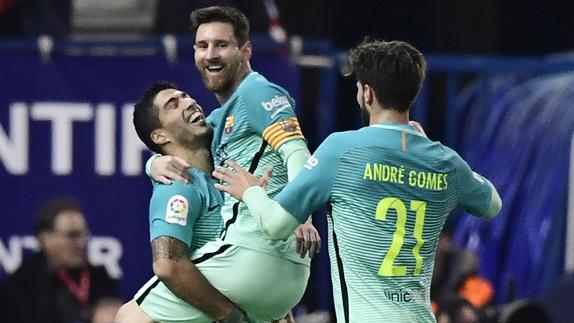 Messi celebra el segundo del Barcelona. 