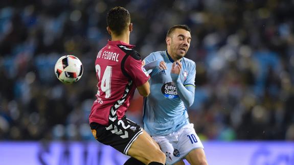 Feddal disputa un balón con Iago Aspas. 