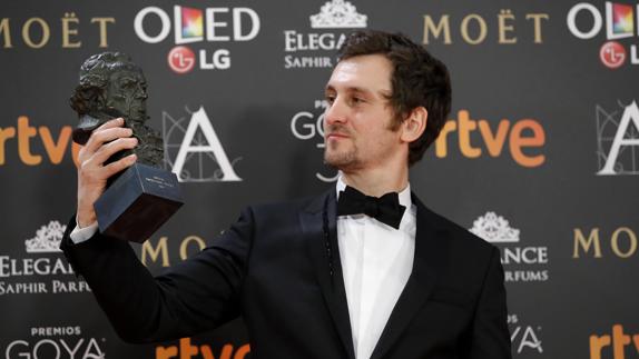 Raúl Arévalo posa tras recibir el Goya a la mejor dirección novel.