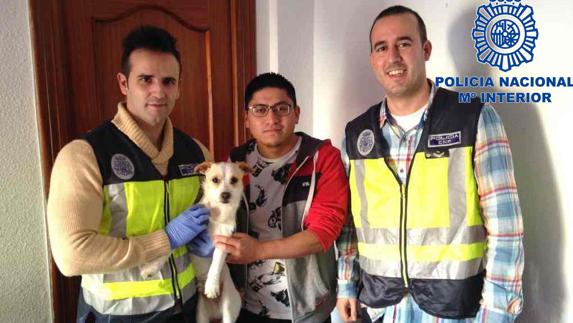 El cachorro, el dueño y los agentes.