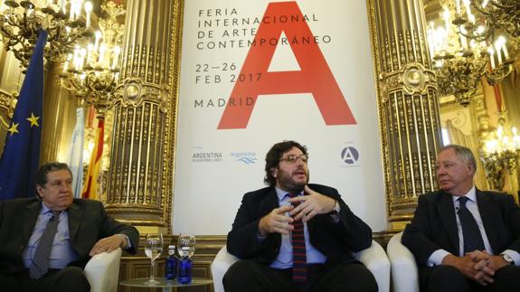 El ministro de Cultura argentino, Pablo Avelluto (c), el presidente ejecutivo de IFEMA, Clemente González (d) y el embajador argentino en España, Federico Ramón Puerta (i).