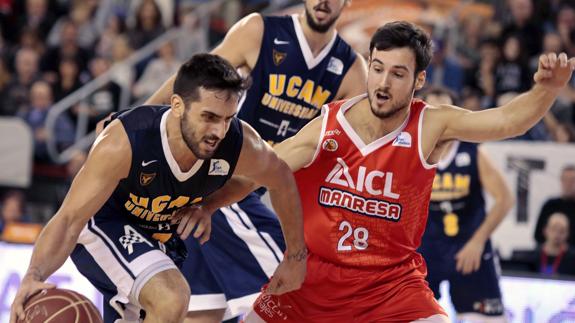 El base argentino de UCAM Murcia Facundo Campazzo (i), con el balón ante el jugador del ICL Manresa Lluis Costa. 